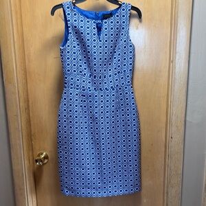 Tahari sleeveless lined dress. Great condition, Sz 2. Zip up back w/slit in back